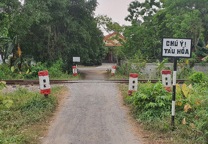 Hiện trên địa bàn tỉnh tồn tại khá nhiều lối đi tự mở qua đường sắt và đều được các đơn vị chức năng cắm biển cảnh báo.