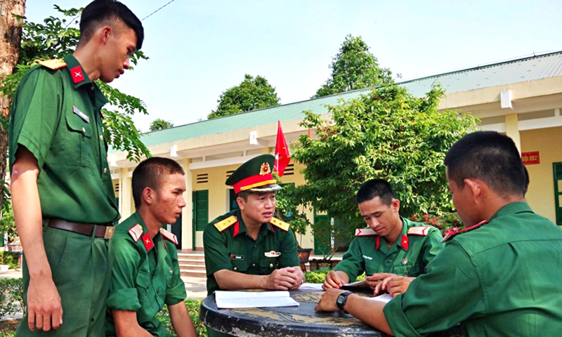 Chỉ huy Trung đoàn 143, Sư đoàn 315, Quân khu 5 gặp gỡ, trao đổi với cán bộ, chiến sĩ. Ảnh: PHAN ĐỊNH 