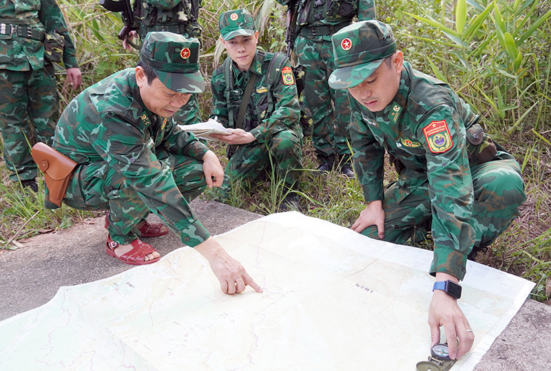 Đồng chí đại tá Trịnh Thanh Bình và cán bộ Đồn Biên phòng cửa khẩu quốc tế Cha Lo kiểm tra hiện trạng mốc 527.