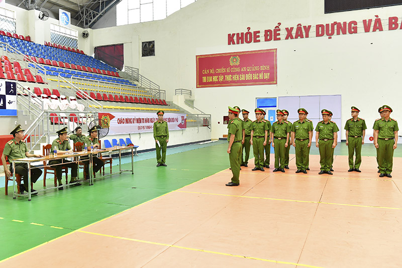 Cán bộ, chiến sĩ Công an tỉnh thường xuyên tập huấn điều lệnh, quân sự, võ thuật.