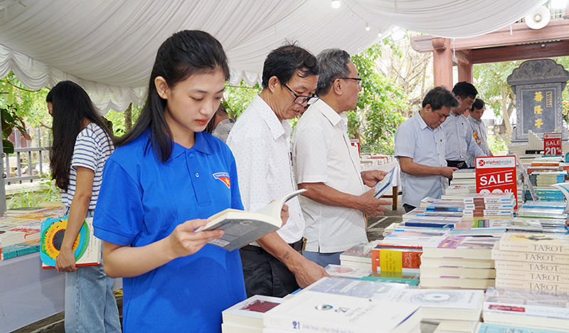 Đông đảo người độc sách tìm hiểu và mua sách.