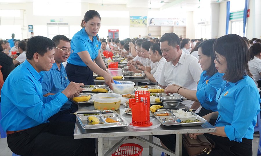 Đại diện lãnh đạo Liên đoàn Lao động tỉnh và CĐKKT tỉnh đã tham dự “Bữa cơm Công đoàn” cùng với công nhân lao động.