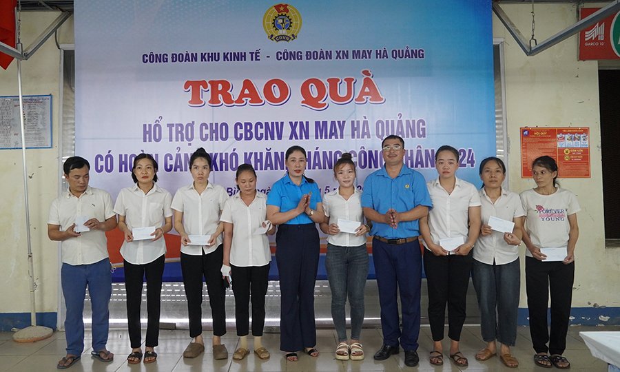 Trao quà hỗ trợ công nhân lao động có hoàn cảnh khó khăn.