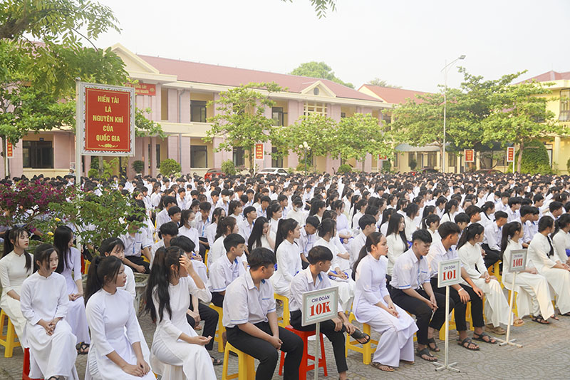 Hoạt động tư vấn, hướng nghiệp thu hút sự quan tâm của học sinh Trường THPT Ngô Quyền (Bố Trạch).