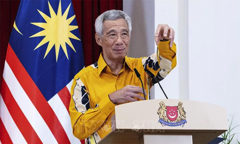 Thủ tướng Singapore Lý Hiển Long phát biểu tại cuộc họp báo ngày 30/10/2023. Ảnh: AFP/TTXVN