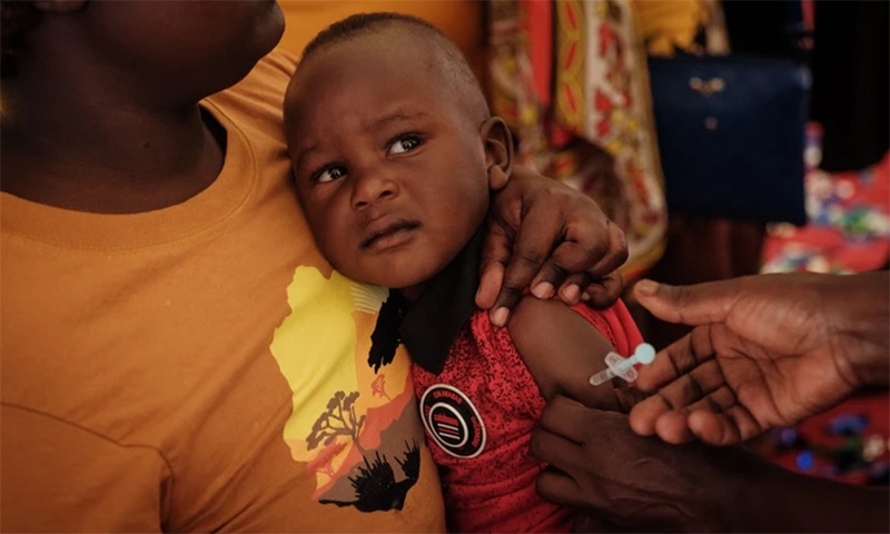 Nhân viên y tế tiêm vaccine ngừa bệnh sốt rét cho trẻ em tại Gisambai (Kenya). (Ảnh: AFP/TTXVN)