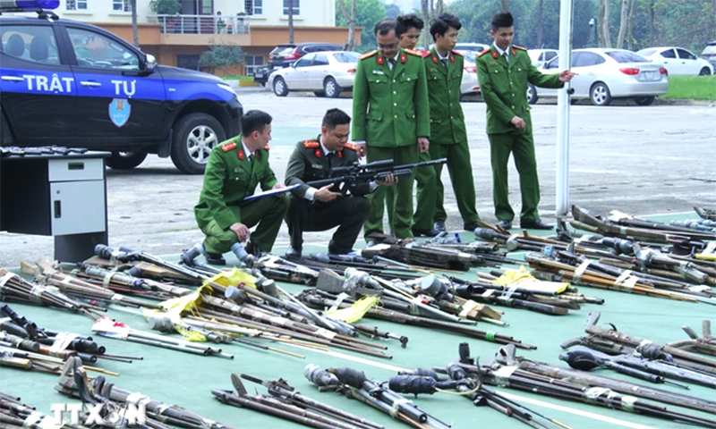 Lực lượng công an kiểm đếm số vũ khí, vật liệu nổ thu hồi được. (Ảnh: TTXVN phát)