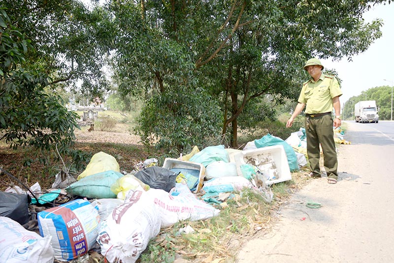 Nhiều bãi rác tự phát và lớp thực bì dày ở khu vực rừng ven biển huyện Quảng Ninh tiềm ẩn nguy cơ cháy rừng rất cao.