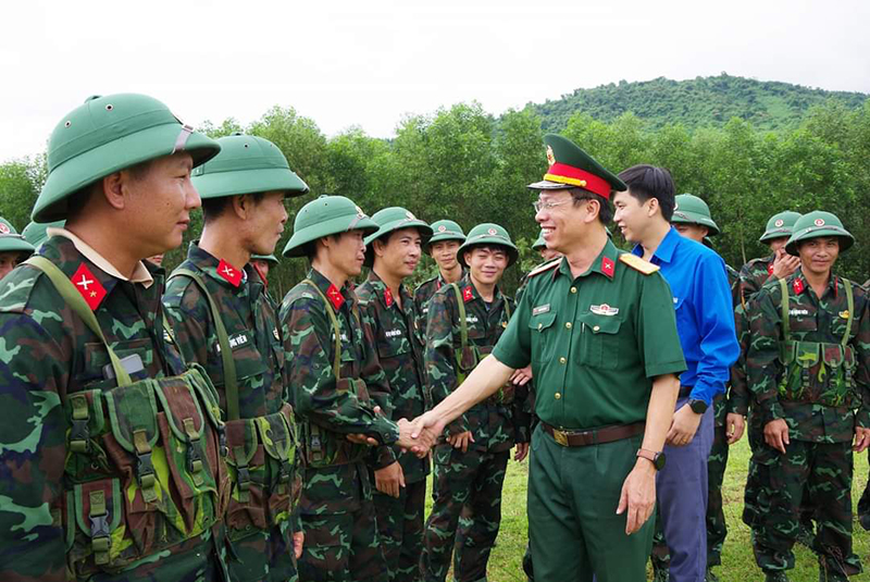 Thăm hỏi cán bộ, chiến sĩ dự bị động viên đang huấn luyện tại địa phương.