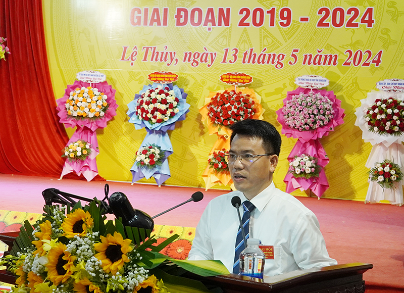 Đồng chí Phan Thanh Cường, Bí thư Huyện ủy, Bí thư Đảng ủy Quân sự huyện Lệ Thủy phát biểu tại Đại hội.