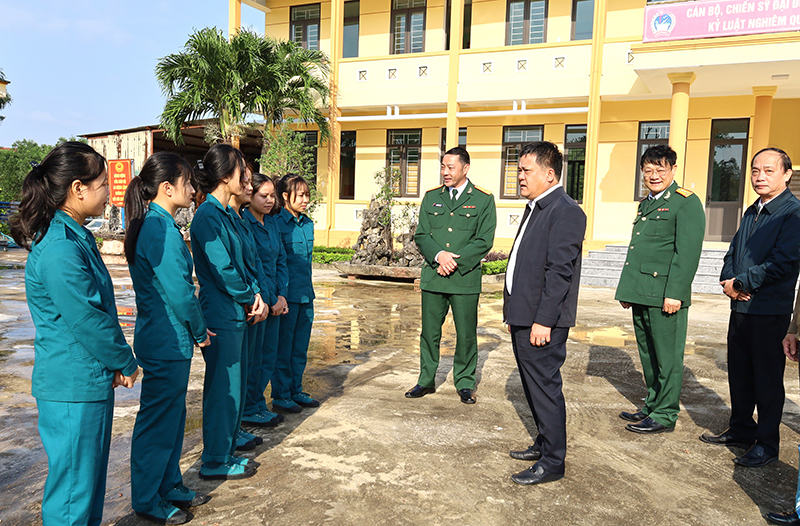 Đồng chí Bí thư Thành ủy Đồng Hới Trần Phong và đoàn công tác của thành phố thăm, động viên Đại đội Pháo phòng không 37mm-nữ dân quân thường trực thành phố.