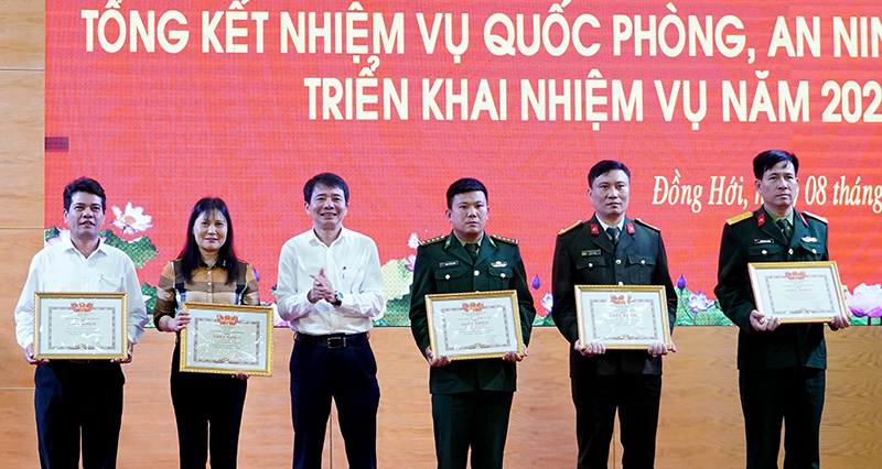 Đồng chí Chủ tịch UBND TP. Đồng Hới Hoàng Ngọc Đan trao giấy khen cho các cá nhân có thành tích xuất sắc trong thực hiện nhiệm vụ AN-QP năm 2023.