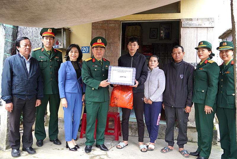 Thành phố tổ chức thăm hỏi, động viên gia đình tân binh trong các đợt tuyển quân năm 2024.