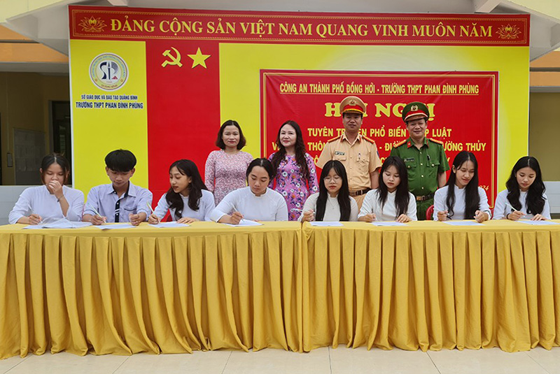 Trường THPT Phan Đình Phùng phối hợp với Công an TP. Đồng Hới tổ chức ký cam kết chấp hành nghiêm các quy định của pháp luật về TTATGT cho học sinh.