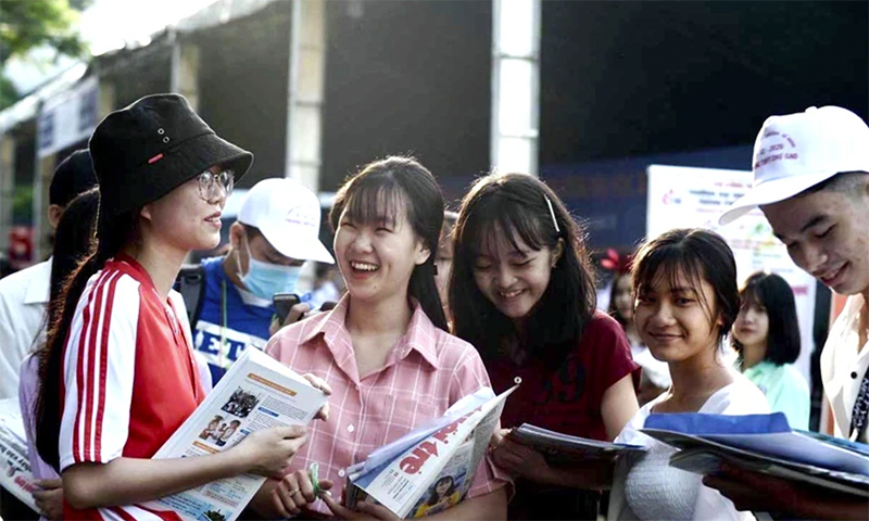 Học sinh tham gia Ngày hội tư vấn tuyển sinh - hướng nghiệp năm 2024 tại Thành phố Hồ Chí Minh. (Ảnh TỰ TRUNG)