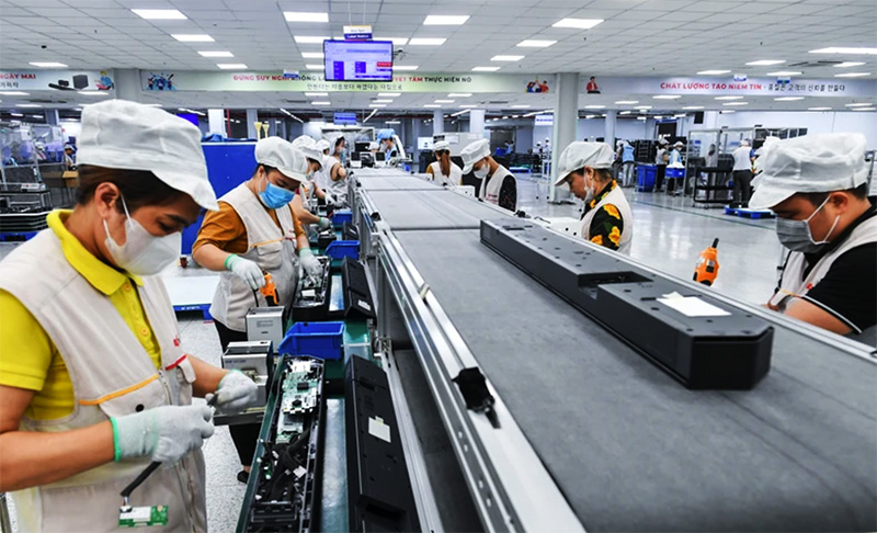 Sản xuất tại công ty TNHH Bumjin Electronics Vina. Ảnh: THÀNH ĐẠT