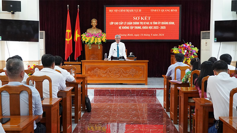 PGS.TS Lê Văn Đính, Phó Giám đốc Học viện Chính trị khu vực III phát biểu tại buổi sơ kết.