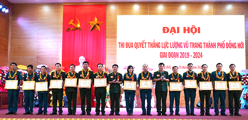 Lãnh đạo Ban CHQS thành phố trao giấy khen cho các tập thể và cá nhân có thành tích trong phong trào TĐQT giai đoạn 2019-2024.