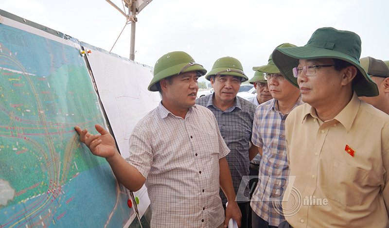 Đồng chí Phó Chủ nhiệm Ủy ban Kinh tế của Quốc hội Nguyễn Minh Sơn và đoàn công tác kiểm tra, khảo sát thực địa tại vị trí nút giao với đường Tiến – Châu – Văn Hóa (huyện Quảng Trạch).