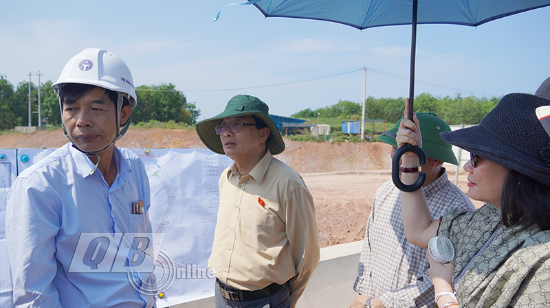 Đồng chí Phó Chủ nhiệm Ủy ban Kinh tế của Quốc hội Nguyễn Minh Sơn và đoàn công tác kiểm tra, khảo sát thực địa tại vị trí nút giao với đường Tiến – Châu – Văn Hóa (huyện Quảng Trạch).