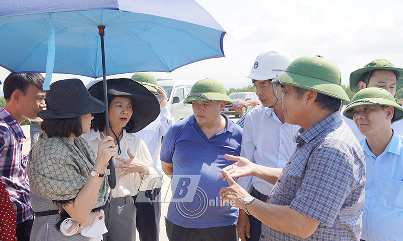 Đồng chí Phó Chủ tịch Thương trực UBND tỉnh Đoàn Ngọc Lâm trao đổi với đoàn công tác các thông tin liên quan tới nhu cầu chuyển đổi rừng, đất rừng và đất trồng lúa để phục vụ thi công dự án đường bộ cao tốc Bắc-Nam.