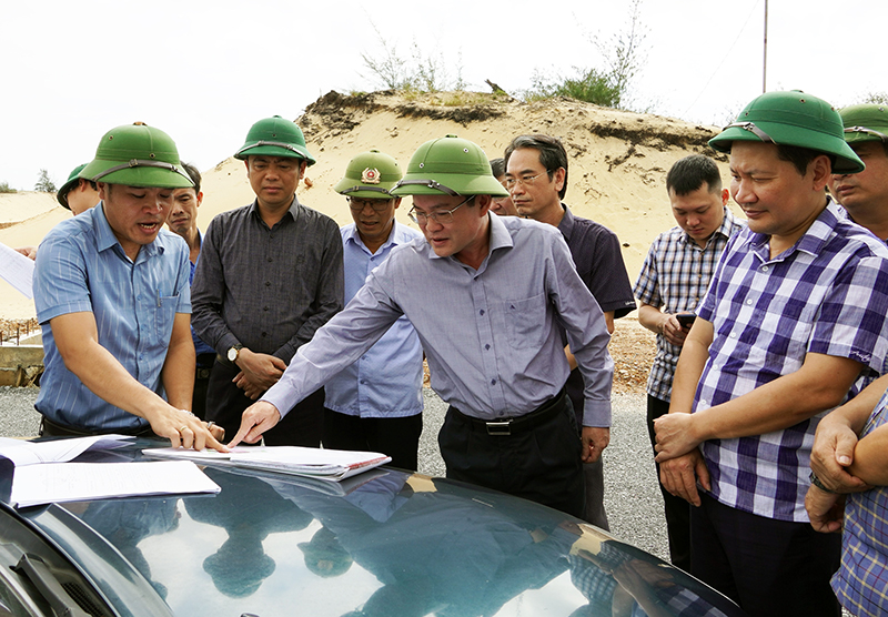 Đồng chí Phó Chủ tịch UBND tỉnh Phan Phong Phú kiểm tra thực địa công trình tuyến đường chính khu đô thị Dinh Mười và vùng phụ cận huyện Quảng Ninh.