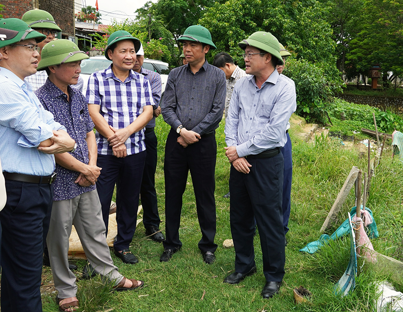 Đồng chí Phó Chủ tịch UBND tỉnh Phan Phong Phú kiểm tra thực địa dự án cầu Lộc Thủy-An Thủy và đường hai đầu cầu. 