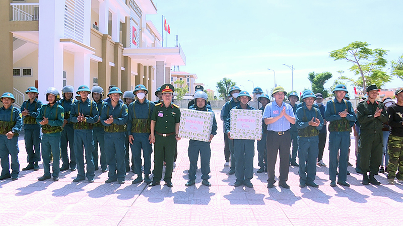 Đại diện lãnh đạo huyện Quảng Trạch tặng quà cho LLVT huyện tham gia diễn tập khu vực phòng thủ xã. 