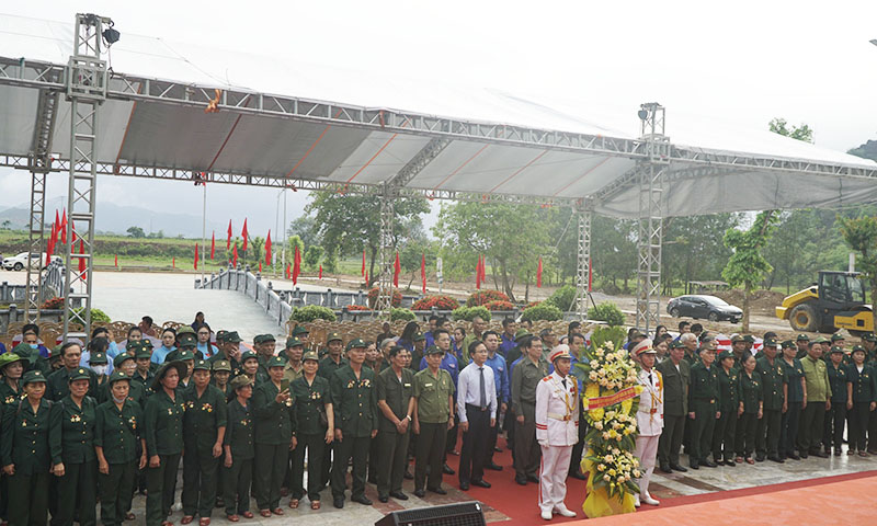 Các đại biểu dâng hương tại tượng đài TNXP chống Mỹ cứu nước (thị trấn Phong Nha, Bố Trạch).