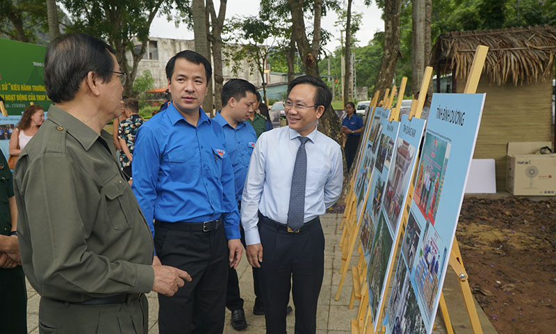 Đồng chí Vũ Trọng Kim, Chủ tịch Hội Cựu TNXP Việt Nam; đồng chí Ngô Văn Cương, Bí thư Ban Chấp hành Trung ương Đoàn TNCS Hồ Chí Minh và đồng chí Hoàng Xuân Tân, Phó Chủ tịch UBND tỉnh tham quan triển lãm.