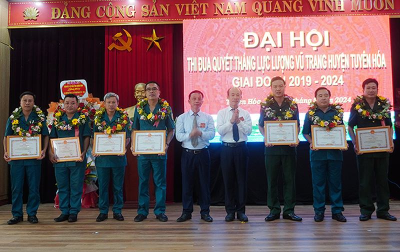 Lãnh đạo huyện Tuyên Hóa trao giấy khen cho các tập thể và cá nhân có thành tích trong phong trào TĐQT giai đoạn 2019-2024.