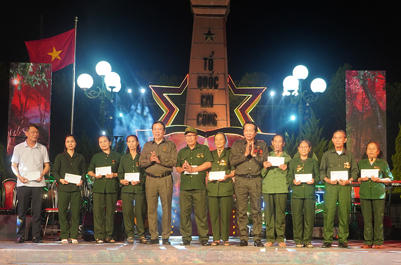 Ban Tổ chức đã trao quà cho các cựu TNXP, cựu chiến binh tỉnh Quảng Bình, Hà Tĩnh có hoàn cảnh khó khăn.