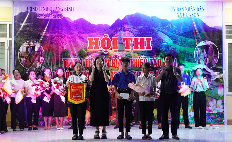 Trao giải nhất cho đội thi Trường tiểu học và THCS Hóa Sơn.