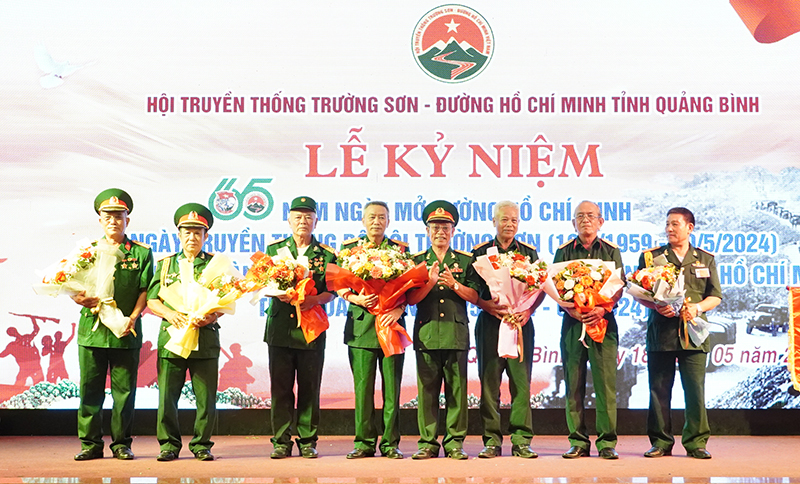 Chủ tịch Hội Trường Sơn tỉnh Nguyễn quốc Trưởng tặng hoa chúc mừng các đơn vị tham gia biểu diễn văn nghệ tại buổi lễ.