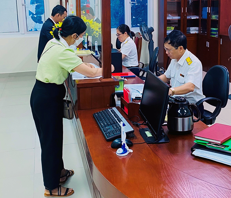 Cán bộ, công chức ngành Thuế tỉnh hỗ trợ người nộp thuế làm thủ tục.