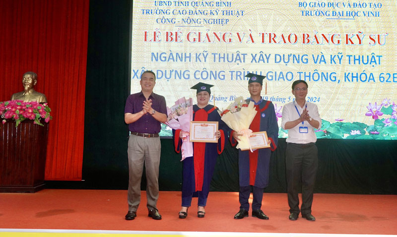 Đại diện lãnh đạo hai nhà trường khen thưởng hai sinh viên xếp loại xuất sắc và loại giỏi.