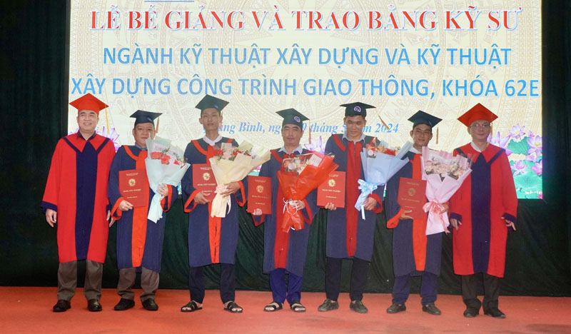 Trao bằng kỹ sư cho các sinh viên. 