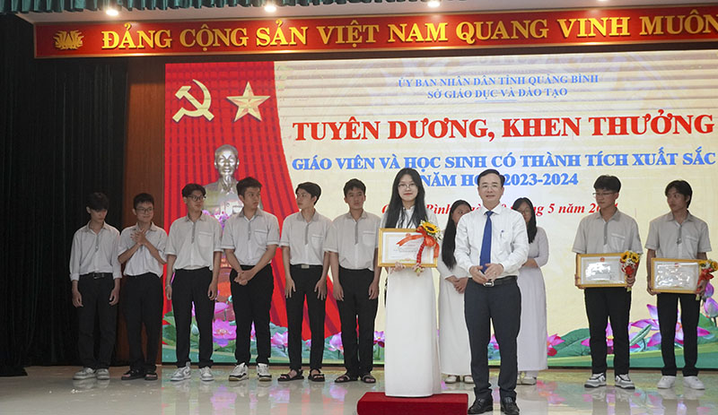 Trao bằng khen của Bộ GD-ĐT cho học sinh đoạt giải cao tại kỳ thi chọn học sinh giỏi quốc gia THPT.