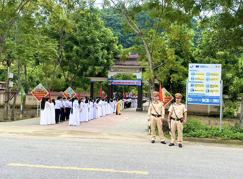 Cảnh sát giao thông bảo đảm TTATGT trước cổng trường học.