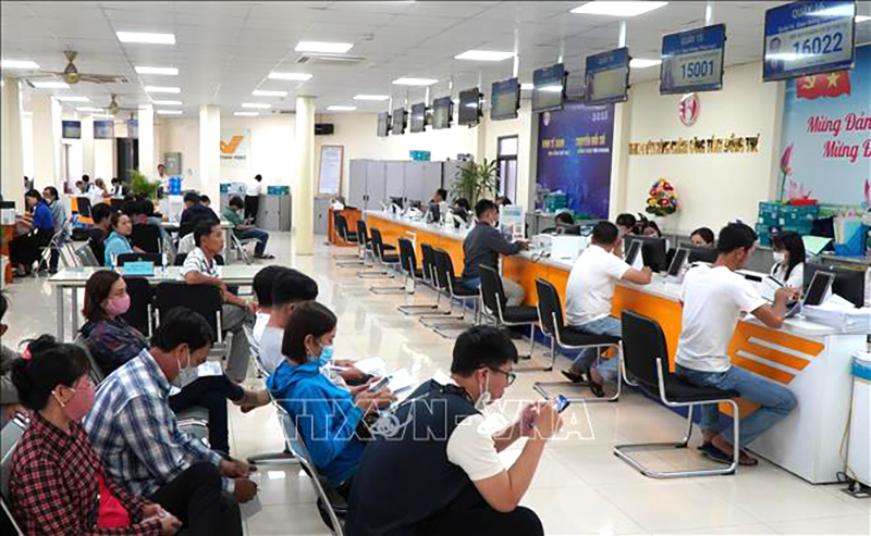 Người dân đến làm thủ tục hành chính tại Trung tâm Hành chính công tỉnh Đồng Tháp. Ảnh minh họa: Nhựt An/TTXVN