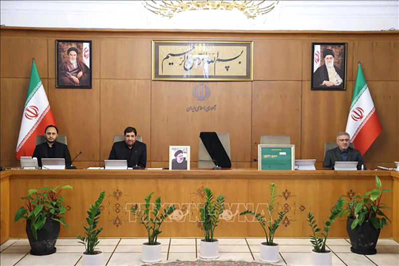 Phó Tổng thống thứ nhất của Iran Mohammad Mokhber (thứ 2, trái) chủ trì cuộc họp nội các khẩn tại thủ đô Tehran, sau khi cơ quan chức năng xác nhận Tổng thống Ebrahim Raisi và Ngoại trưởng Hossein Amir-Abdollahian tử nạn trong vụ rơi trực thăng ở tỉnh Đông Azerbaijan, ngày 20/5/2024. Ảnh: AFP/TTXVN