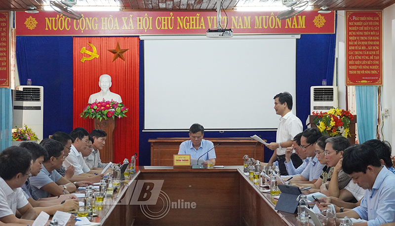 Lãnh đạo UBND huyện Lệ Thủy báo cáo tình hình khớ hkawn, vướng mắc trong công tác giải phóng mặt bằng của địa phương.