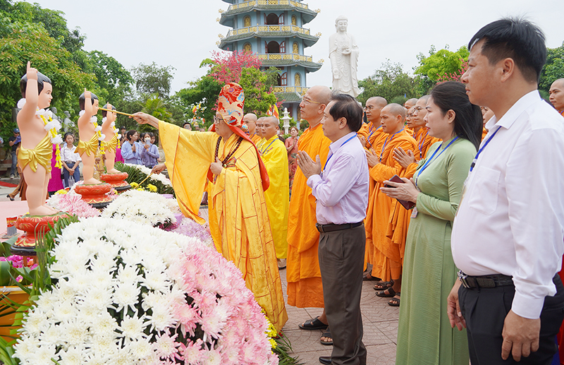 Các đại biểu cùng các vị chức sắc, tăng ni, phật tử thực hiện nghi lễ tắm Phật.