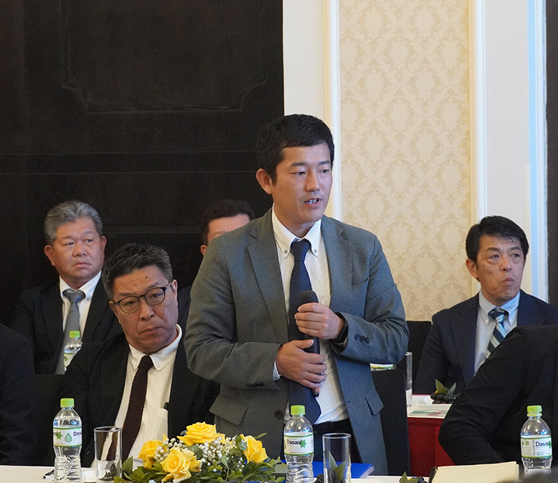 Các doanh nghiệp tỉnh Yamanashi đặt câu hỏi tại buổi làm việc.