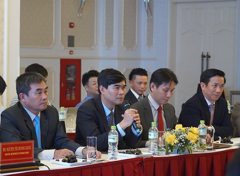 Đại diện lãnh đạo Sở Kế hoach- Đầu tư trả lời câu hỏi của các doanh nghiệp Yamanashi.