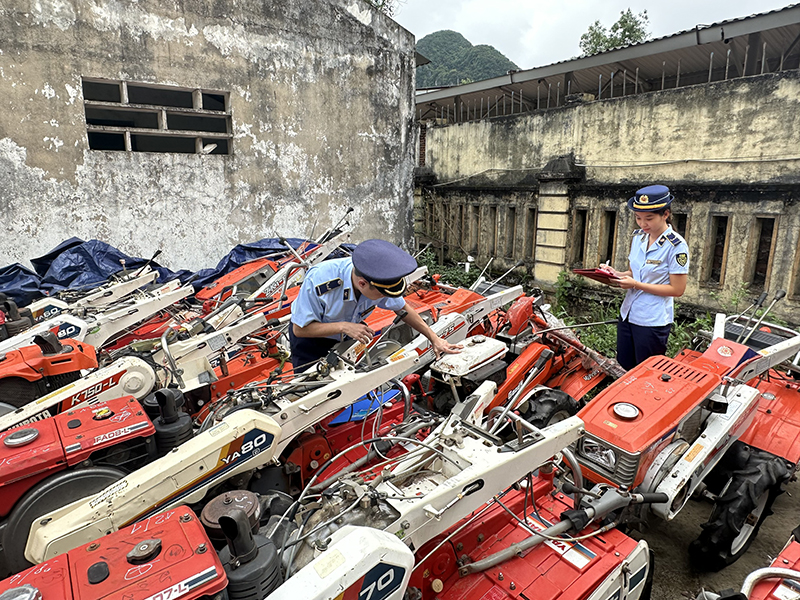 Lực lượng QLTT kiểm tra hàng hóa vi phạm vận chuyển qua địa bàn.