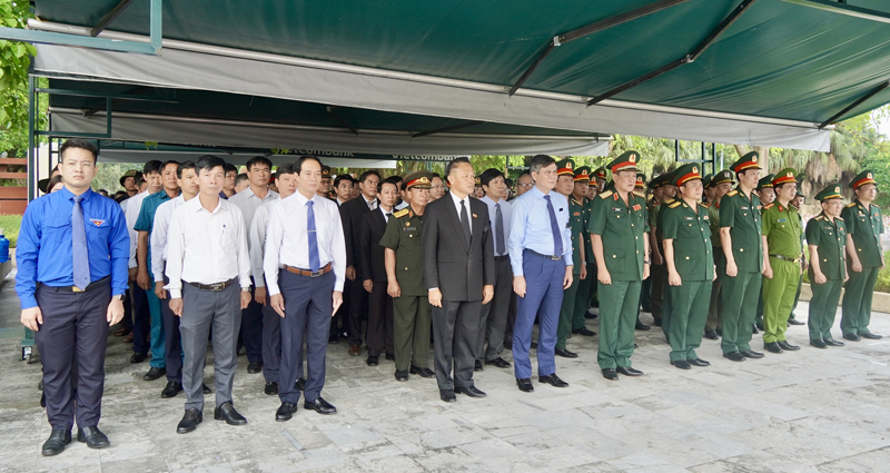  Các đại biểu tham dự lễ truy điệu và an táng 16 hài cốt liệt sỹ quân tình nguyện và chuyên gia Việt Nam hy sinh tại nước CHDCND Lào.