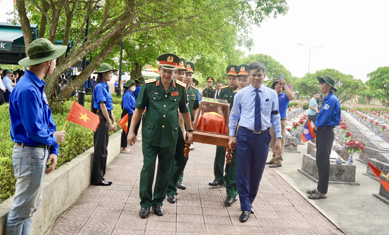 Đồng chí Thứ trưởng Bộ Quốc phòng Võ Minh Lương và đồng chí Chủ tịch UBND tỉnh Trần Thắng tiễn đưa các liệt sỹ về yên nghỉ trong lòng đất mẹ.