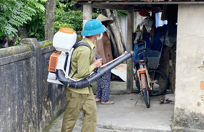 Các hộ dân được bảo vệ bằng hóa chất diệt muỗi chủ động.