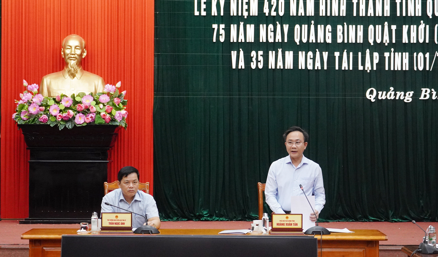 Đồng chí Phó Chủ tịch UBND tỉnh Hoàng Xuân Tân chủ trì buổi họp báo. 
